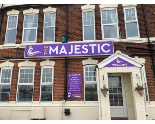 una señal púrpura en el lateral de un edificio de ladrillo en The Majestic, en Great Yarmouth