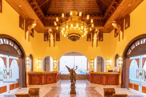 a lobby with a statue in the middle of a building at Faraana Heights Aqua Park in Sharm El Sheikh