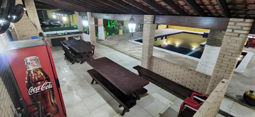 eine Draufsicht auf ein Restaurant mit einem Cola-Automaten in der Unterkunft Casa Jardim in Itanhaém