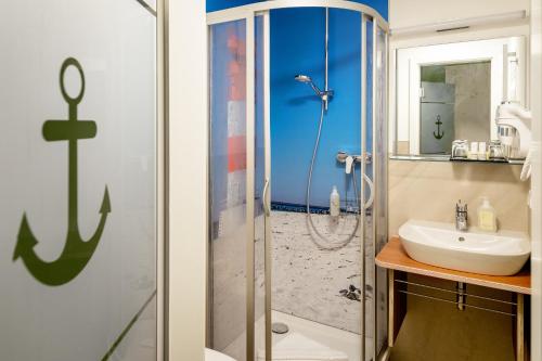 a bathroom with a shower and a sink at Insulaner Dependance in Helgoland