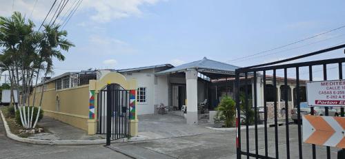 een gebouw met een poort ervoor bij Los Corcho Suites Airport in Tapia Número Dos