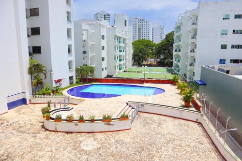 a swimming pool on the side of a building at Magico Apartaestudio con Piscina 1 Habitacion PR66C in Montería