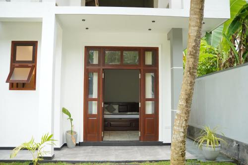 Mặt tiền/cổng chính của White Elephant Villa