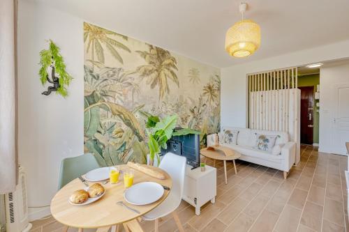 un salon avec une table et un canapé dans l'établissement Wisdom Monkeys Apartment - Balcony & AC, à Toulon