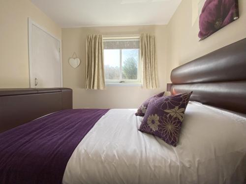 Ένα ή περισσότερα κρεβάτια σε δωμάτιο στο Treetops - Bright 2 Bed Flat - Super Location