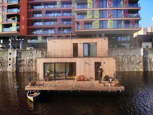 een klein huis op een dok in het water bij One of the kind Prague Houseboat Experience +BOAT in Praag