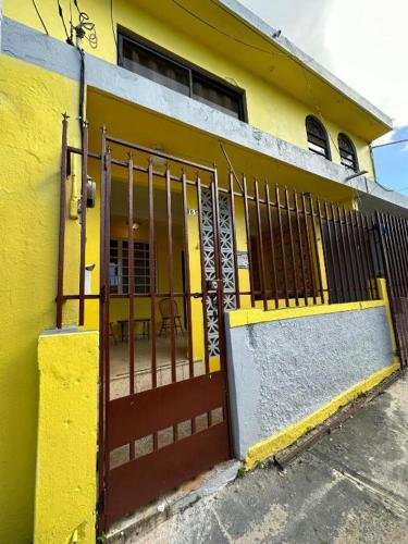 un edificio giallo con un cancello di fronte di Economic Studio in Santurce Area, Up to 4 guests a San Juan
