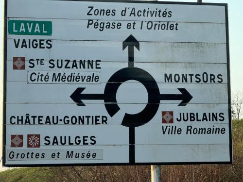a street sign with the number on it at calme et verdure in La Bazouge-de-Chemeré