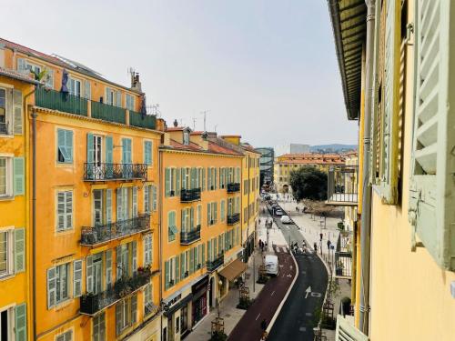 vistas a una calle de la ciudad con edificios en Appartements Hotel le G, en Niza