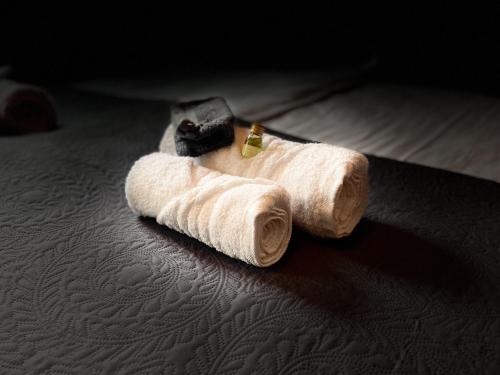 un asciugamano bianco seduto sopra un letto di Luxe voor 2 in het heuvelland-De Trekvogel a Vijlen