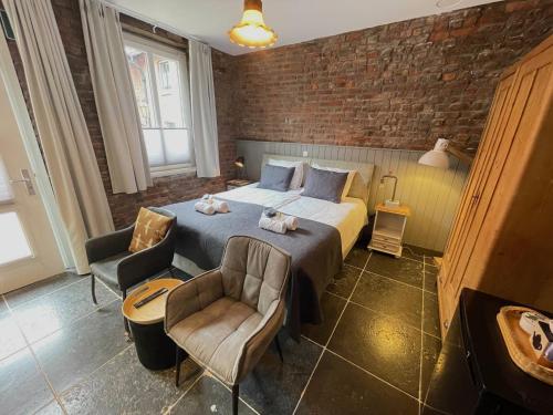 a bedroom with a bed with two cats laying on it at Luxe voor 2 in het heuvelland-De Trekvogel in Vijlen