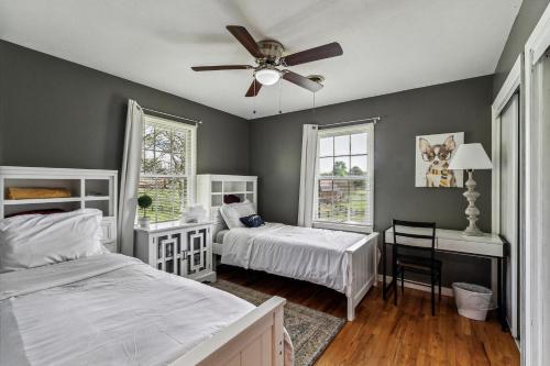 マリエッタにあるSpacious 4BR Marietta Home, Perfect for Familiesのベッド2台と天井ファン付きの寝室