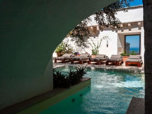 einen Pool in einer Villa mit einem Resort in der Unterkunft La Sommità Relais & Chateaux in Ostuni