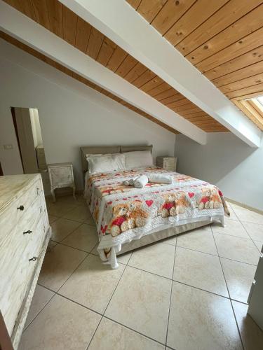Il cottage di Matilde في كاستيلاماري دي ستابيا: سرير في غرفة ذات سقف خشبي