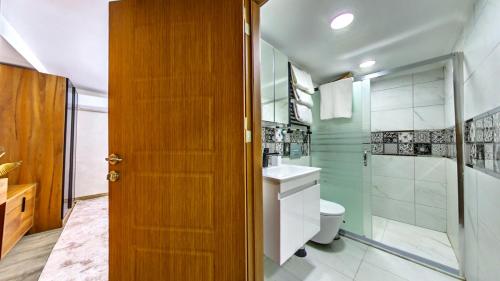 a bathroom with a toilet sink and a shower at Denis suit apart in Istanbul