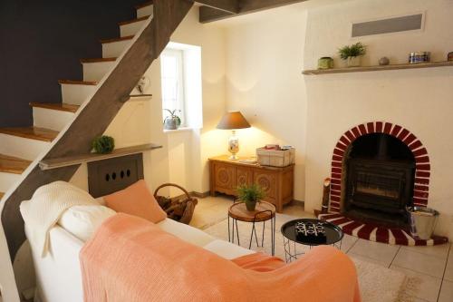 GuimiliauにあるMa petite maison bretonneのリビングルーム(ソファ、暖炉付)