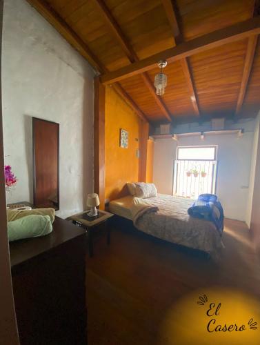 1 dormitorio con 2 camas y ventana en Economica y centrica habitación en Cajamarca