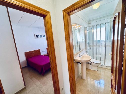 ミアミ・プラトーヤにあるVilla Vistaのバスルーム(洗面台、トイレ、鏡付)