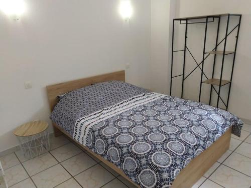 une chambre avec un lit dans une pièce dans l'établissement Spacieuse maison avec garage 5 mins valenciennes, à Anzin