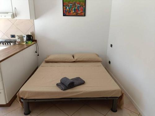 Habitación con 2 camas en una cocina en Appartamento Aeroporto e Fiera, en Seriate