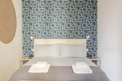 1 dormitorio con 1 cama con 2 toallas en Buenos Aires view in Milan, en Milán
