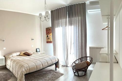um quarto com uma cama e uma grande janela em Appartamento Moderno al Centro di Spoleto em Spoleto