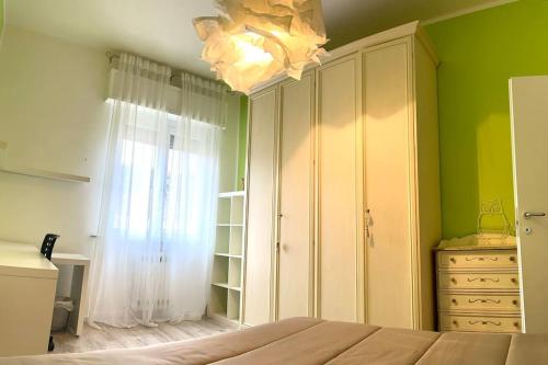 um quarto com uma cama, uma janela e uma cómoda em Appartamento Moderno al Centro di Spoleto em Spoleto