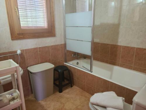 Un baño con bañera, inodoro y lavabo. en Flor de Azahar, en Pego