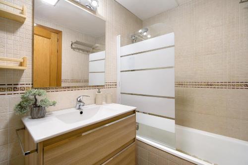 a bathroom with a sink and a mirror at Apartamento en Playa de La Barrosa in Chiclana de la Frontera