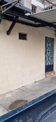 un edificio blanco con puerta y ventana en Apartatamento pequeño amueblado, en San Salvador