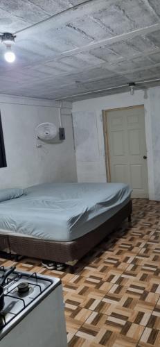 a bedroom with a bed and a stove in it at Apartatamento pequeño amueblado in San Salvador