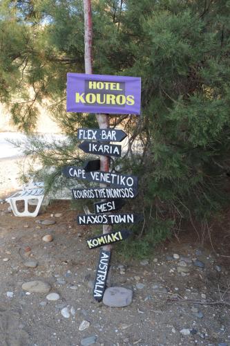 Kourosに飾ってある許可証、賞状、看板またはその他の書類