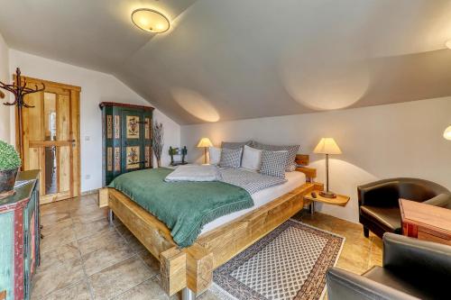 ein Schlafzimmer mit einem großen Bett in einem Zimmer in der Unterkunft Pension Salzsäumer in Neuschönau