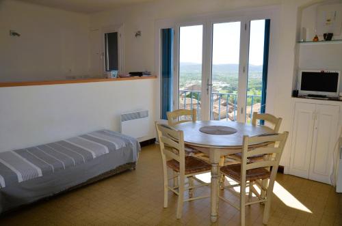 Dapur atau dapur kecil di GRILAF - Au cœur du village typique de Grimaud appartement coquet