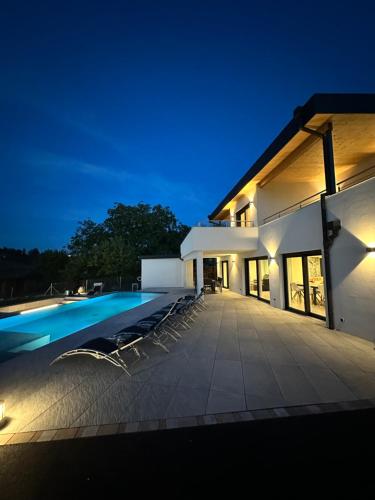 Piscina di Villa privée 230m2/ Piscine débordement/Billard-Babyfoot-Boulodrome-Flipper/Strasbourg o nelle vicinanze
