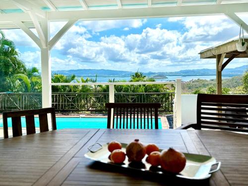 萊斯三河－勒茨的住宿－Grande Villa de standing vue mer, piscine 3ilets，桌上一盘水果,享有美景