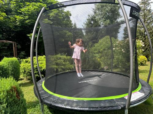 mała dziewczynka stojąca na trampolinie w obiekcie Serenity Garden Villas - Polanica-Zdrój 