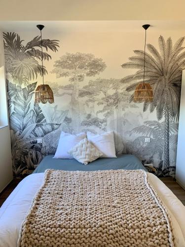 - une chambre avec un lit orné d'une fresque murale de palmiers dans l'établissement Villa privée 230m2/ Piscine débordement/Billard-Babyfoot-Boulodrome-Flipper/Strasbourg, à Dettwiller