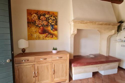 een kamer met een houten kast en een schilderij aan de muur bij Corte primavera. Custoza, lago di Garda, Verona in Villafranca di Verona