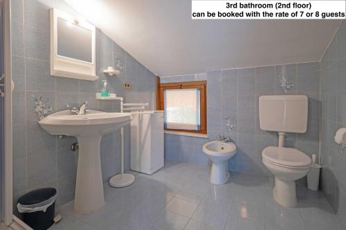 a bathroom with a sink and a toilet at Casa Ruby - Immobiliare Azzurra in Lazise