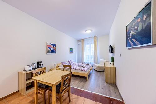 ein Wohnzimmer mit einem Tisch und einem Sofa in der Unterkunft Apartment at the Synagogue - jewish quarter in Budapest