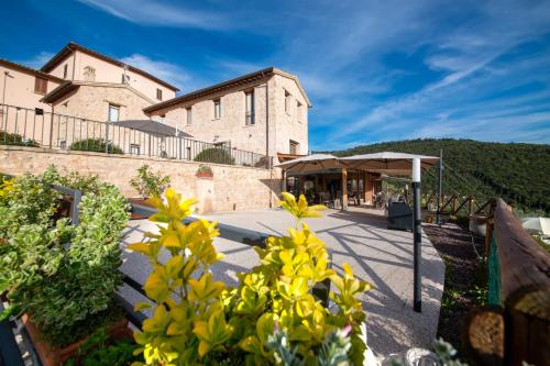 uma vista para um edifício com flores amarelas em Le Terrazze di Cancellara em Foligno