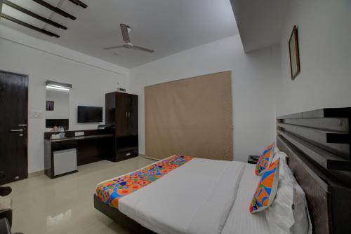 Postel nebo postele na pokoji v ubytování Hotel Exotica Suites Near AIIMS