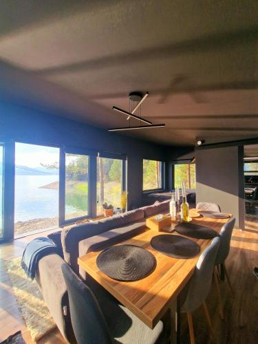 Ruang duduk di Nomad Lake Cabins