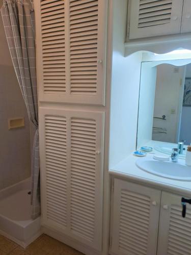 une salle de bain avec un lavabo, des toilettes et un miroir dans l'établissement GRILAF - Au cœur du village typique de Grimaud appartement coquet, à Grimaud