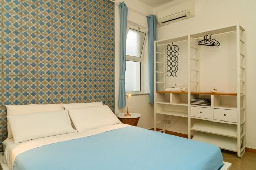 モンデッロにあるCasa Relax Mondelloのベッドルーム1室(青いベッド1台付)