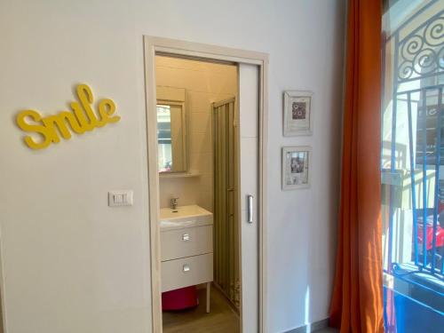 une salle de bain avec un lavabo et un miroir dans l'établissement PV1- Paul Valery Studio Five Stars Holiday House, à Nice