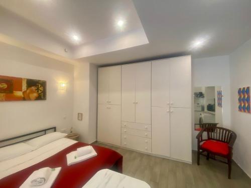 une chambre avec un lit et une chaise rouge dans l'établissement PV1- Paul Valery Studio Five Stars Holiday House, à Nice