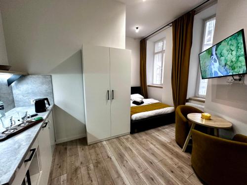 Habitación pequeña con cocina y sala de estar. en HotelGallery 21 en Leópolis