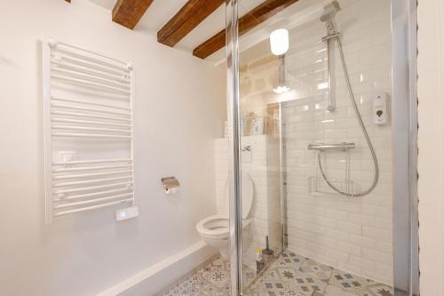 une salle de bain avec douche et toilettes dans l'établissement Superb tiny house in heart of Paris 1st!, à Paris
